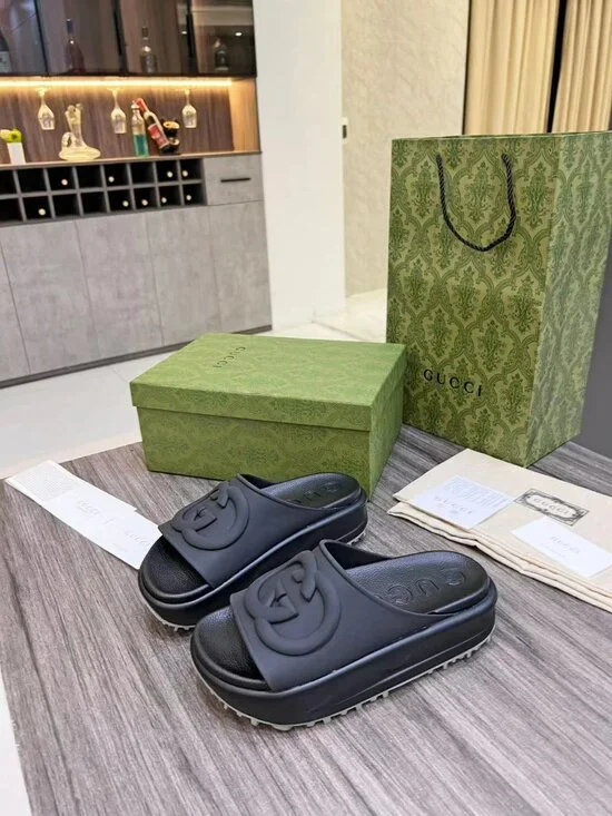 Gucci Women's slide with Interlocking G - Picture 2 of 5